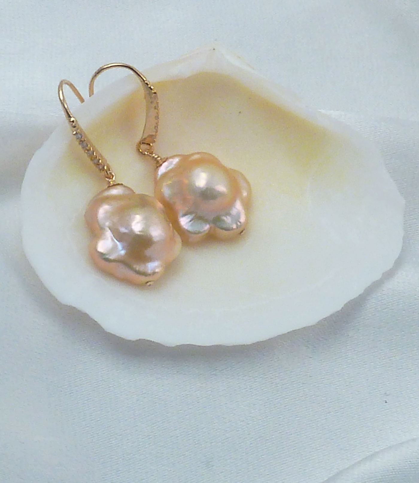 Pearl earrings rose bud