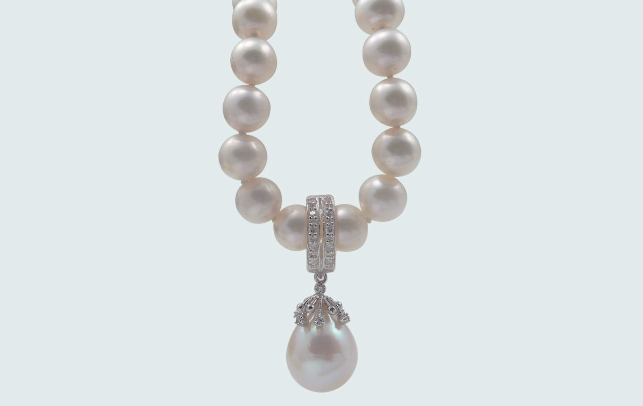 Contemporary pearl jewelry created by Jewelry Olga Montreal