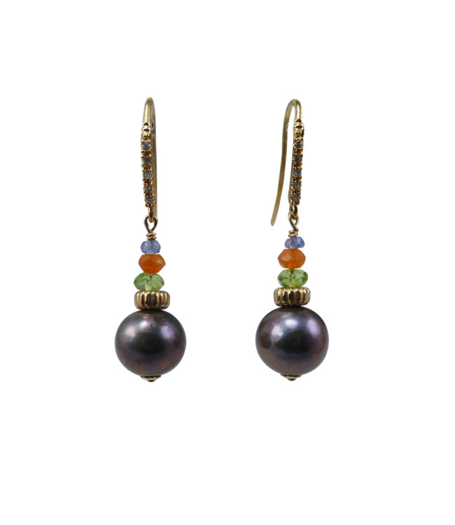 Black dangling pearl. Modern pearl jewelry