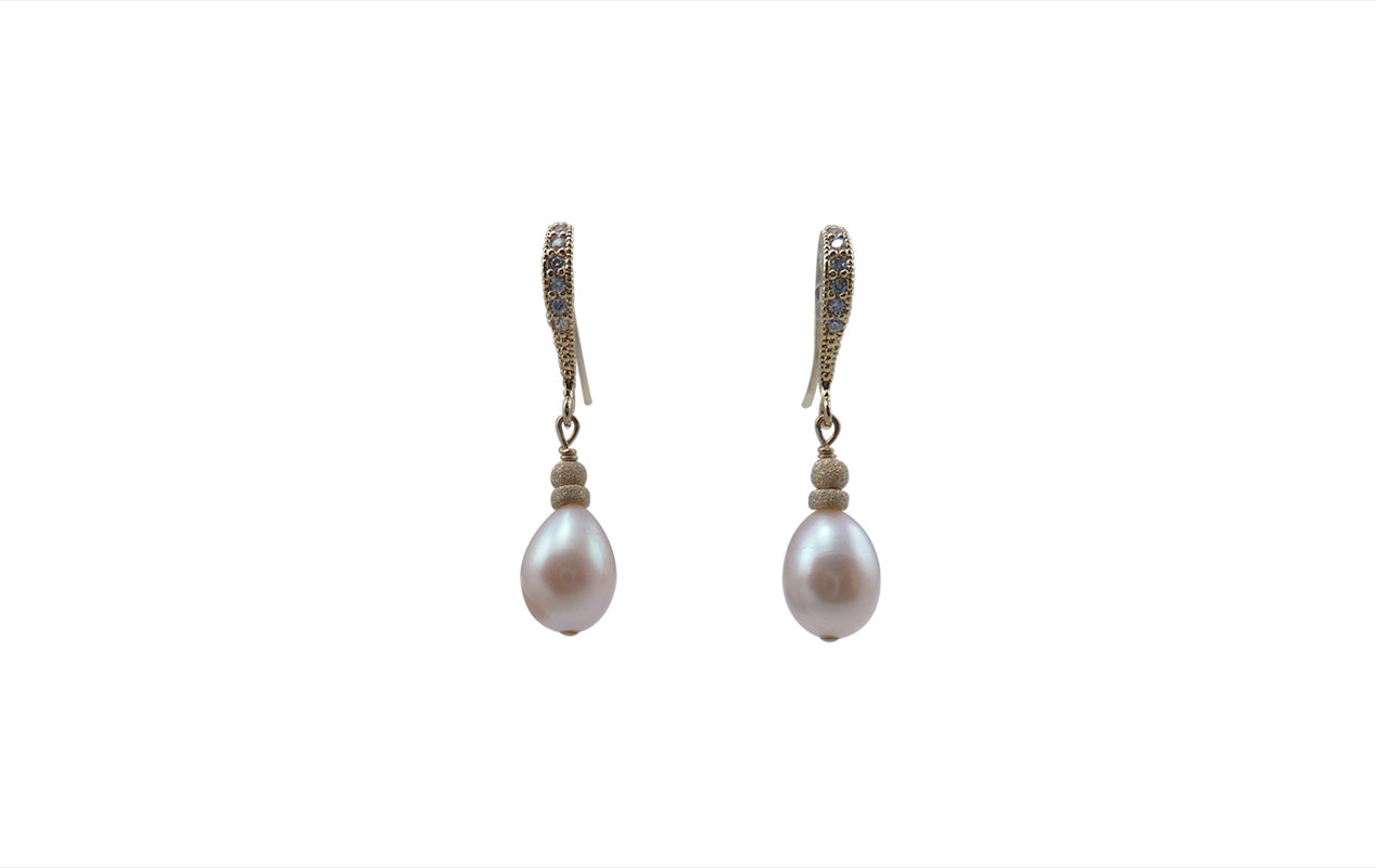 Pearl jewelry gift. Dangling pink pearl earrings designed and created by Jewelry Olga Montreal Canada