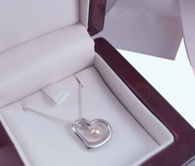 Pearl jewelry gift for Valentine's Day. Designed and created by Jewelry Olga Montreal Canada