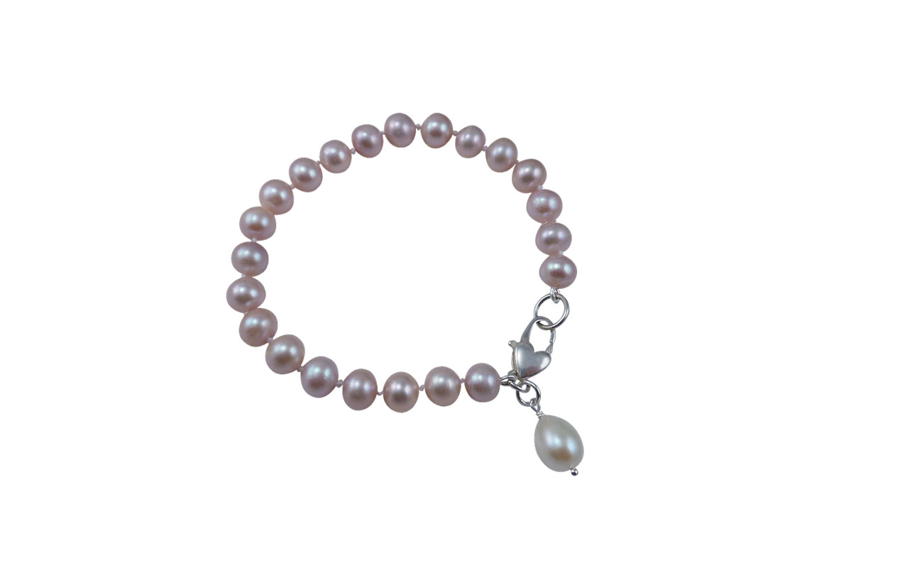 What graduation gift you should give. A stylish pearl bracelet is a wonderful graduation gift