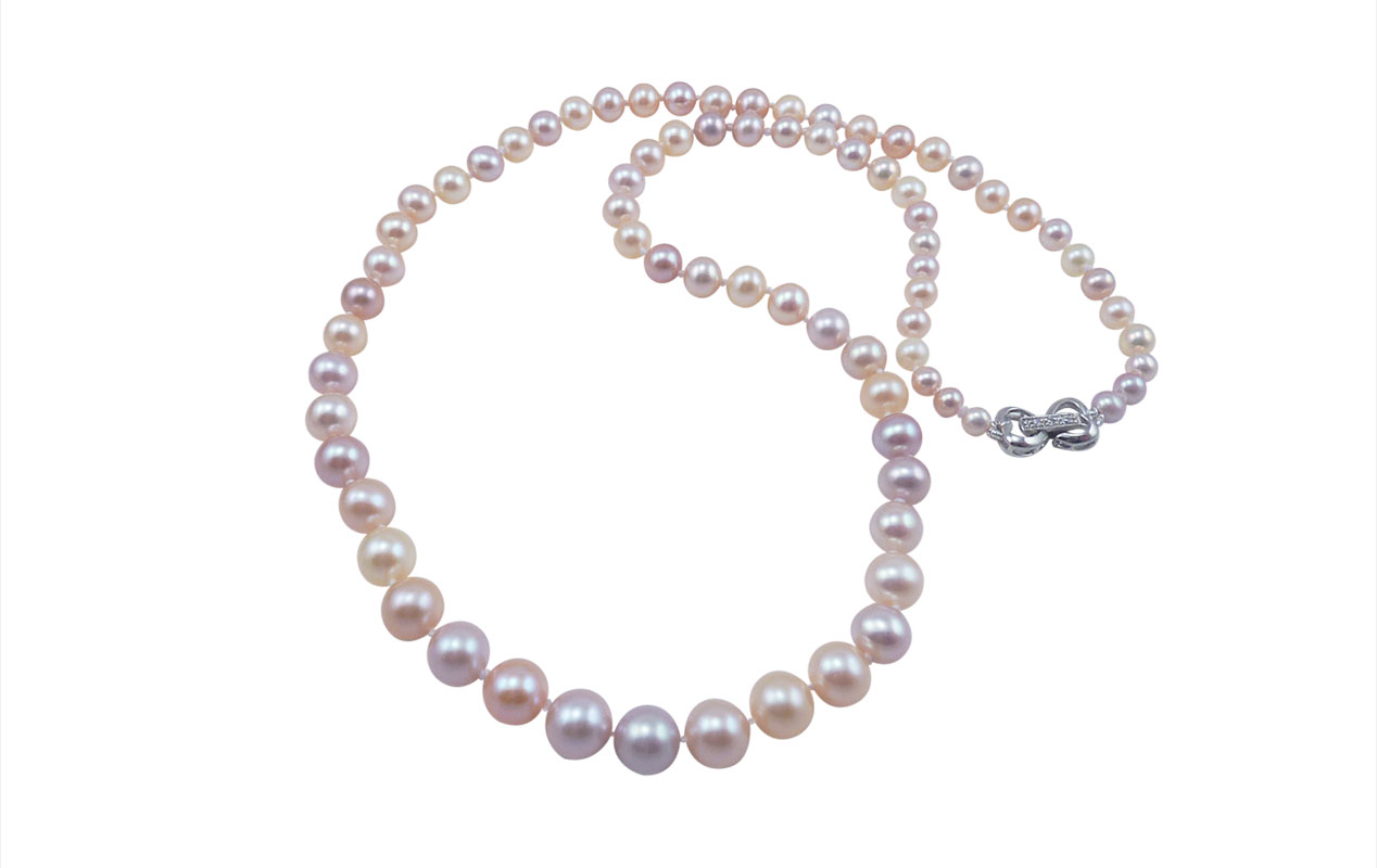 What graduation gift you should gift. Contemporary pearl jewelry is a perfect solution. 